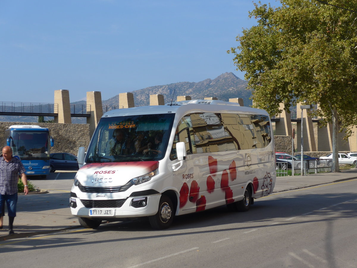 (185'663) - Transport urb�, Roses - 7117 JZT - Iveco am 29. September 2017 in Roses, Ciutadella