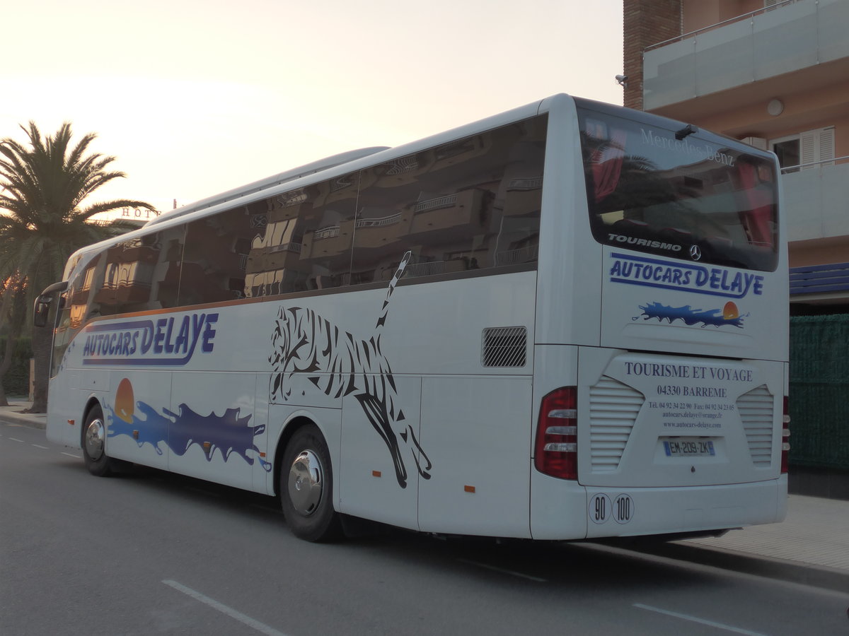 (185'683) - Aus Frankreich: Delaye, Barr�me - EM 209 ZK - Mercedes am 29. September 2017 in Roses