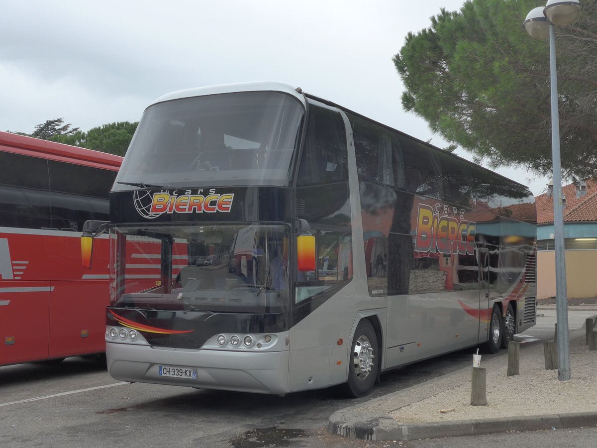 (185'726) - Bierce, Riorges - Nr. 21/CH 339 KX - Neoplan am 30. September 2017 in Mont�limar, Rastst�tte