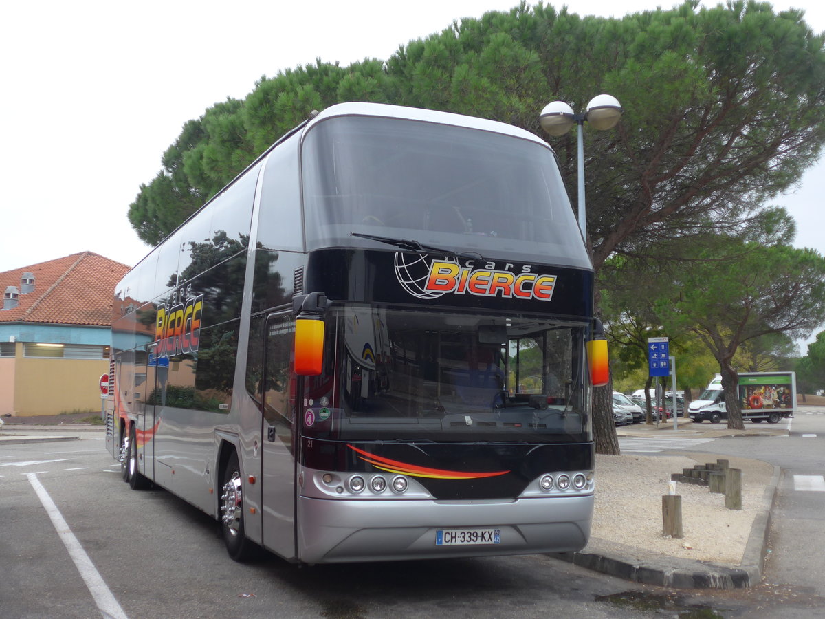 (185'728) - Bierce, Riorges - Nr. 21/CH 339 KX - Neoplan am 30. September 2017 in Mont�limar, Rastst�tte