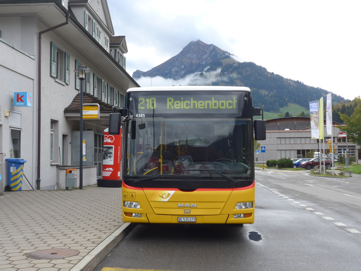 (185'765) - PostAuto Bern - BE 535'079 - MAN/G�ppel (ex Nr. 217; ex RBS Worblaufen Nr. 217) am 8. Oktober 2017 beim Bahnhof Frutigen