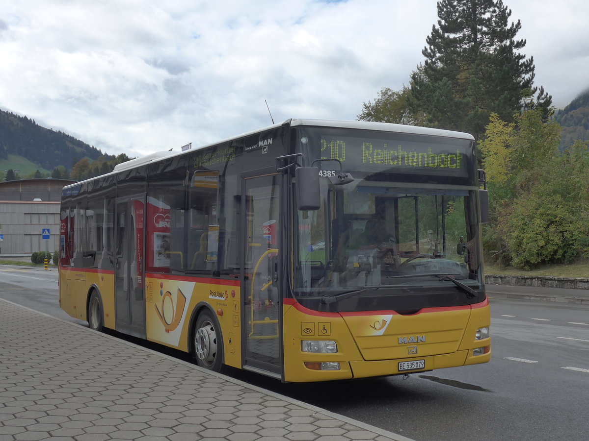 (185'766) - PostAuto Bern - BE 535'079 - MAN/G�ppel (ex Nr. 217; ex RBS Worblaufen Nr. 217) am 8. Oktober 2017 beim Bahnhof Frutigen