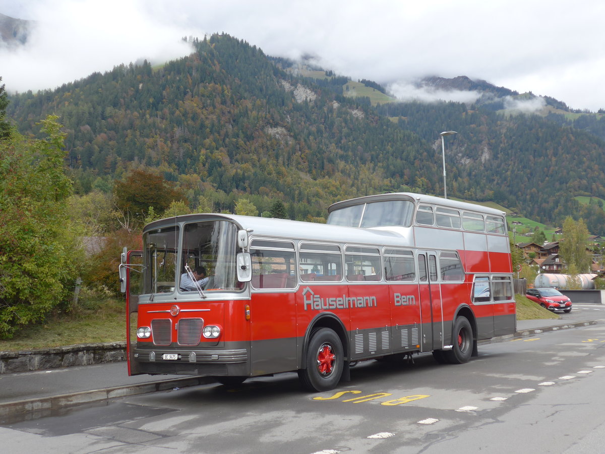 (185'775) - H�uselmann, Bern - Nr. 26/BE 9475 - FBW/Vetter-R&J Anderthalbdecker (ex AFA Adelboden Nr. 9) am 8. Oktober 2017 beim Bahnhof Frutigen