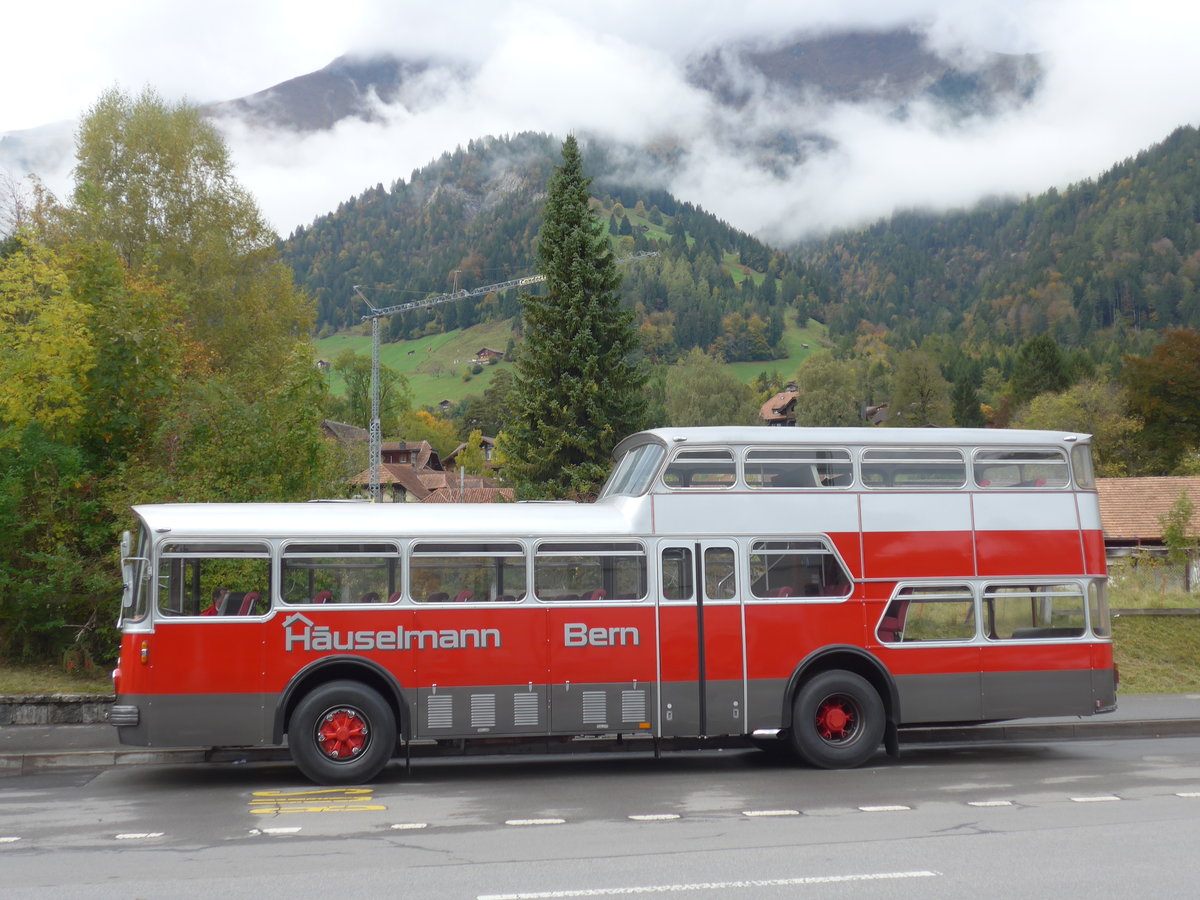 (185'776) - H�uselmann, Bern - Nr. 26/BE 9475 - FBW/Vetter-R&J Anderthalbdecker (ex AFA Adelboden Nr. 9) am 8. Oktober 2017 beim Bahnhof Frutigen