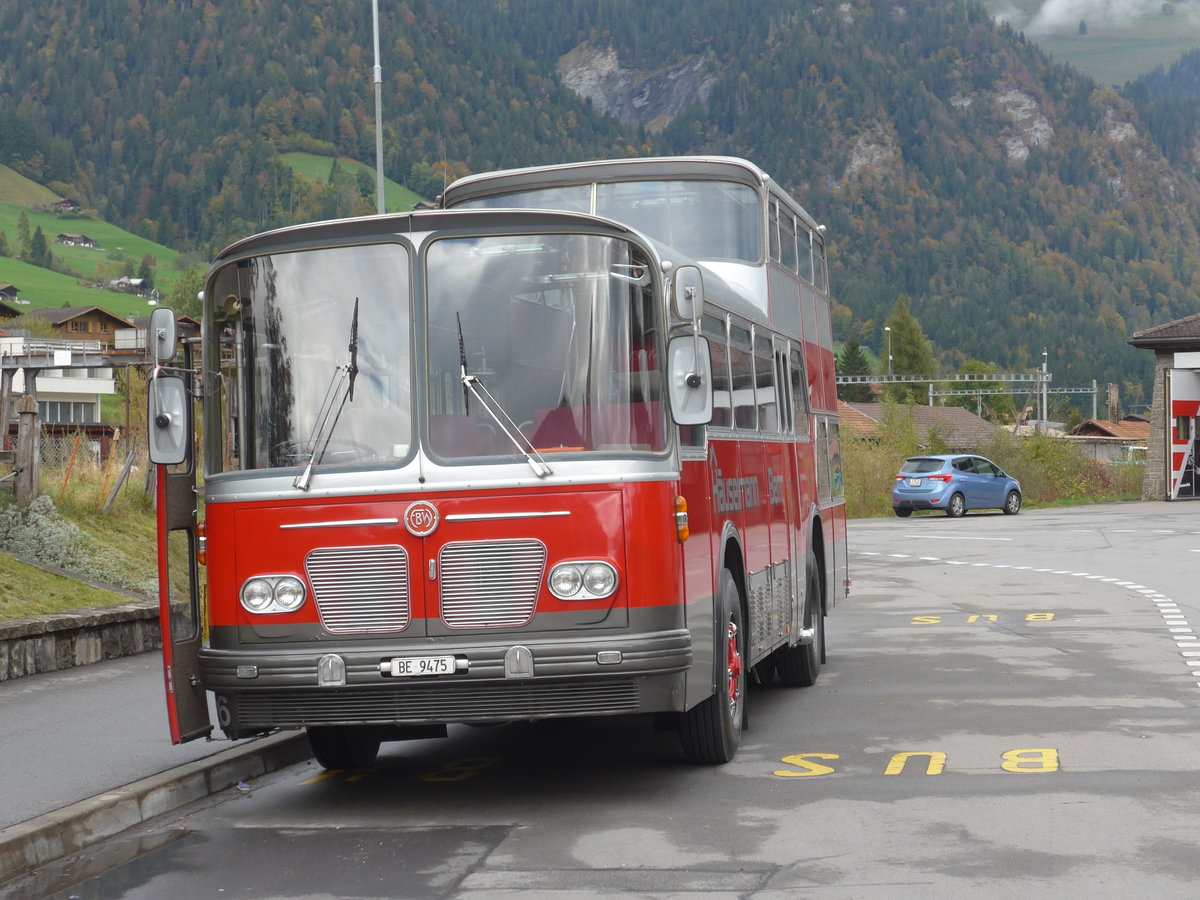 (185'782) - H�uselmann, Bern - Nr. 26/BE 9475 - FBW/Vetter-R&J Anderthalbdecker (ex AFA Adelboden Nr. 9) am 8. Oktober 2017 beim Bahnhof Frutigen
