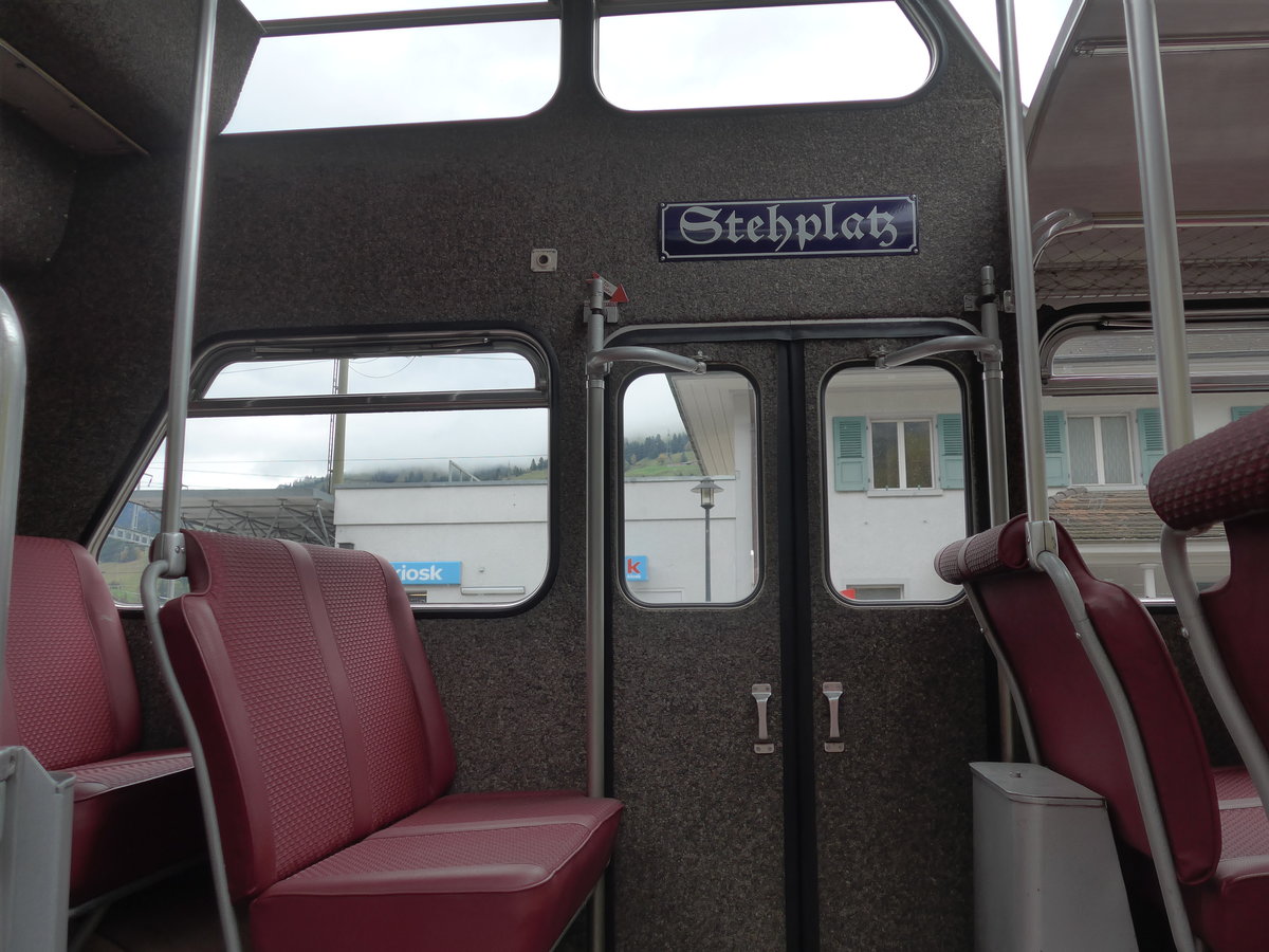 (185'784) - H�uselmann, Bern - Nr. 26/BE 9475 - FBW/Vetter-R&J Anderthalbdecker (ex AFA Adelboden Nr. 9) am 8. Oktober 2017 beim Bahnhof Frutigen (Innenaufnahme)