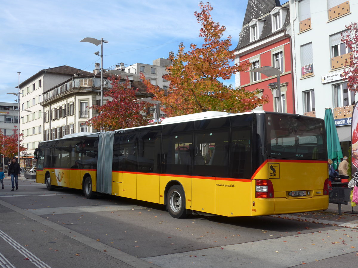 (186'045) - CarPostal Ouest - JU 36'104 - MAN am 21. Oktober 2017 beim Bahnhof Del�mont