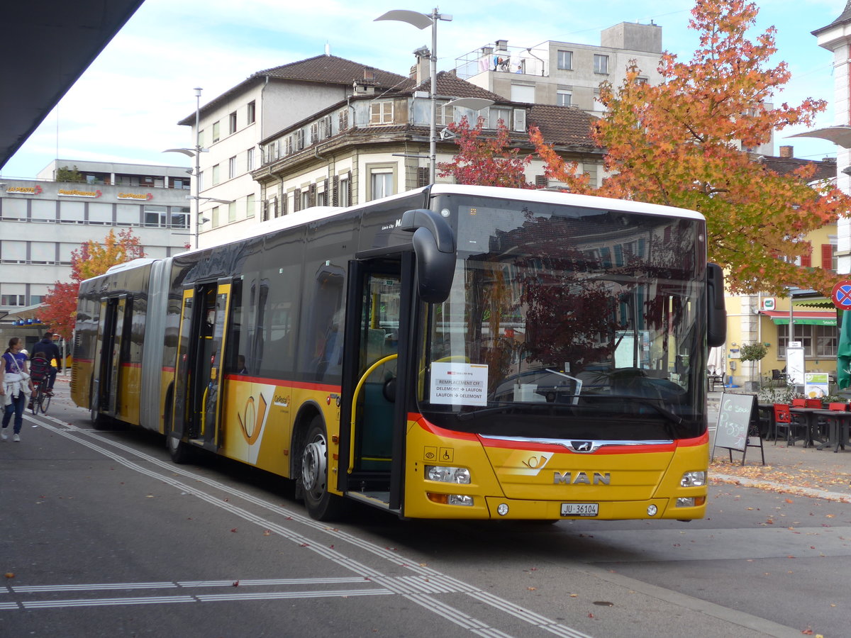 (186'049) - CarPostal Ouest - JU 36'104 - MAN am 21. Oktober 2017 beim Bahnhof Del�mont