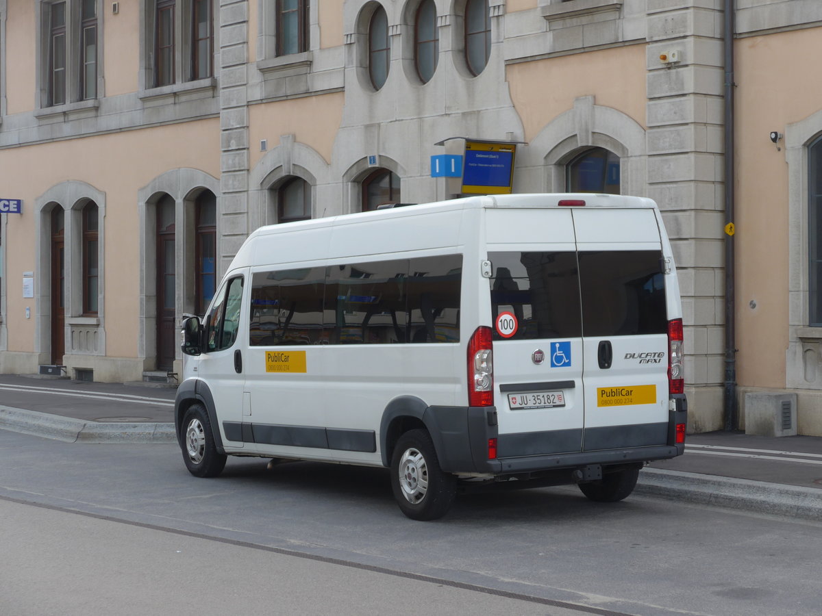 (186'052) - CarPostal Ouest - JU 35'182 - Fiat am 21. Oktober 2017 beim Bahnhof Del�mont