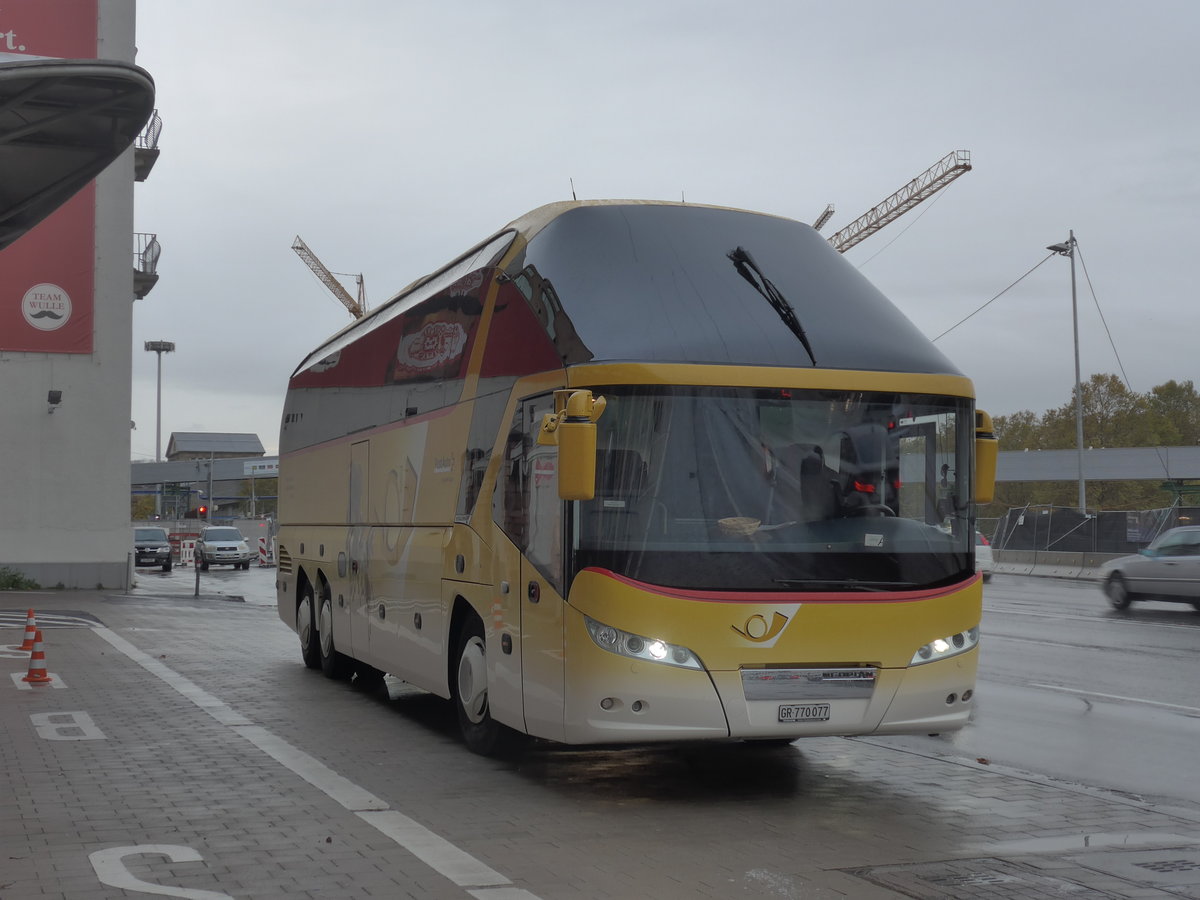 (186'287) - Aus der Schweiz: PostAuto Graub�nden - GR 770'077 - Neoplan am 11. November 2017 in Stuttgart, Staatsgalerie
