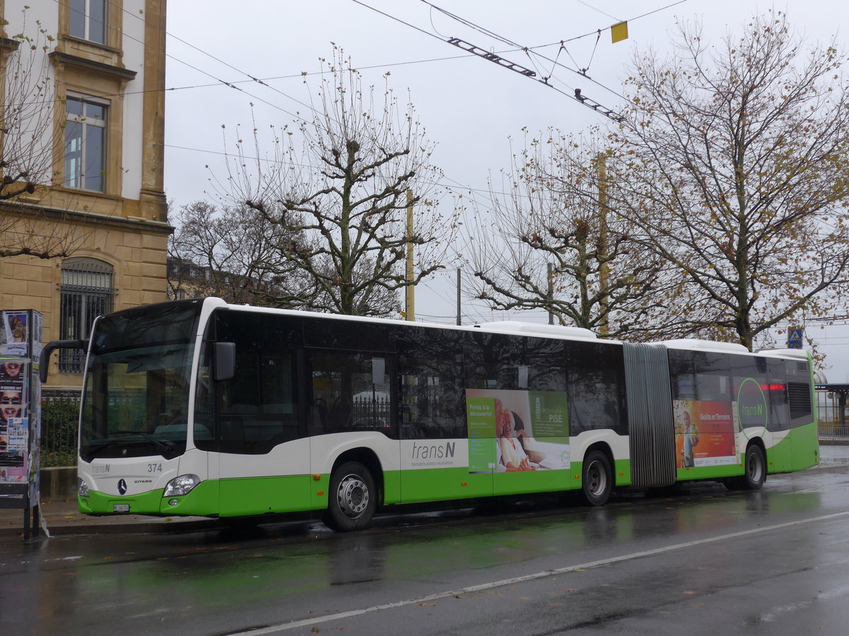 (186'582) - transN, La Chaux-de-Fonds - Nr. 374/NE 146'374 - Mercedes am 25. November 2017 in Neuch�tel, Place Pury