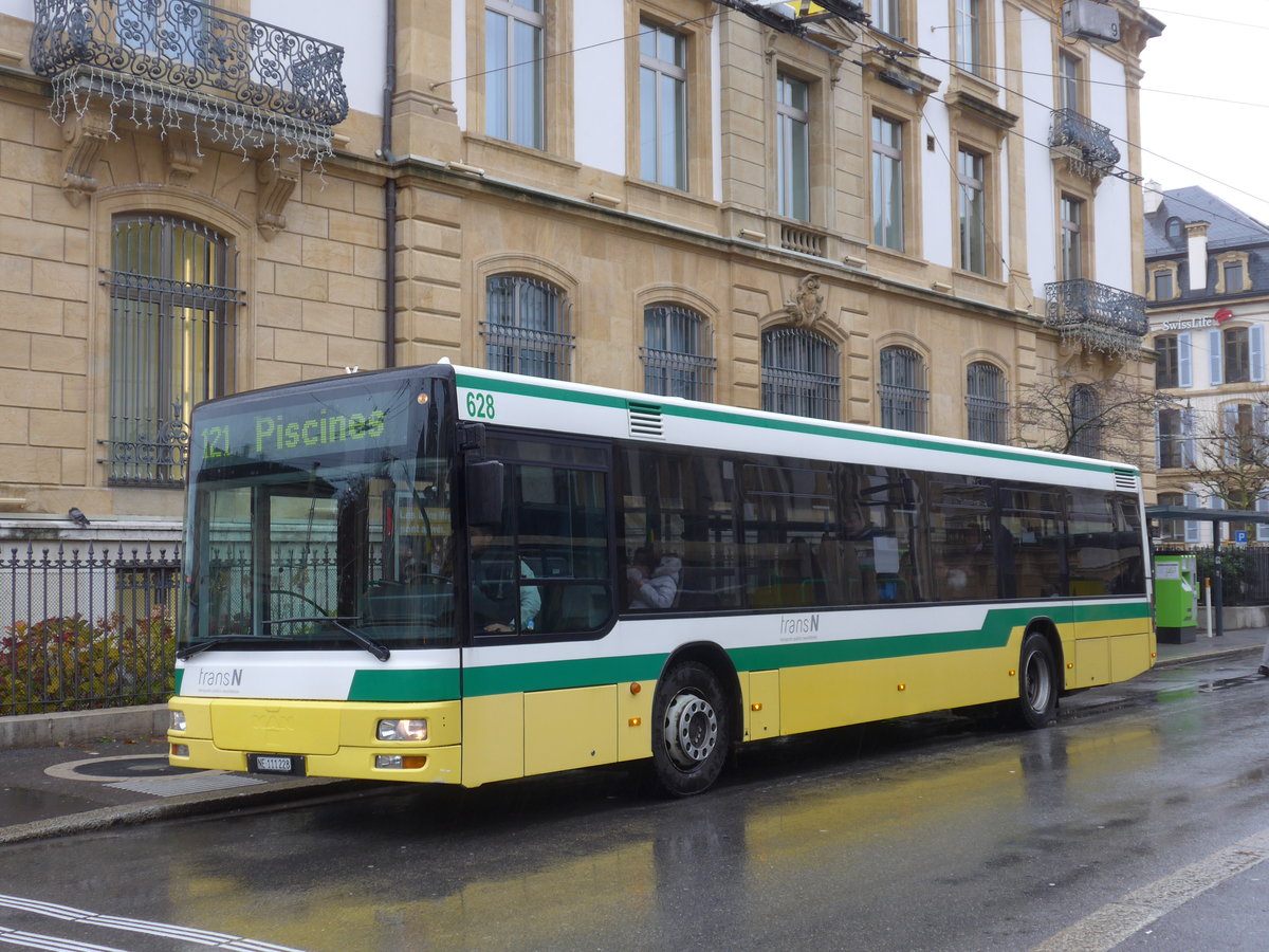 (186'592) - transN, La Chaux-de-Fonds - Nr. 628/NE 111'228 - MAN (ex TN Neuch�tel Nr. 228) am 25. November 2017 in Neuch�tel, Place Pury
