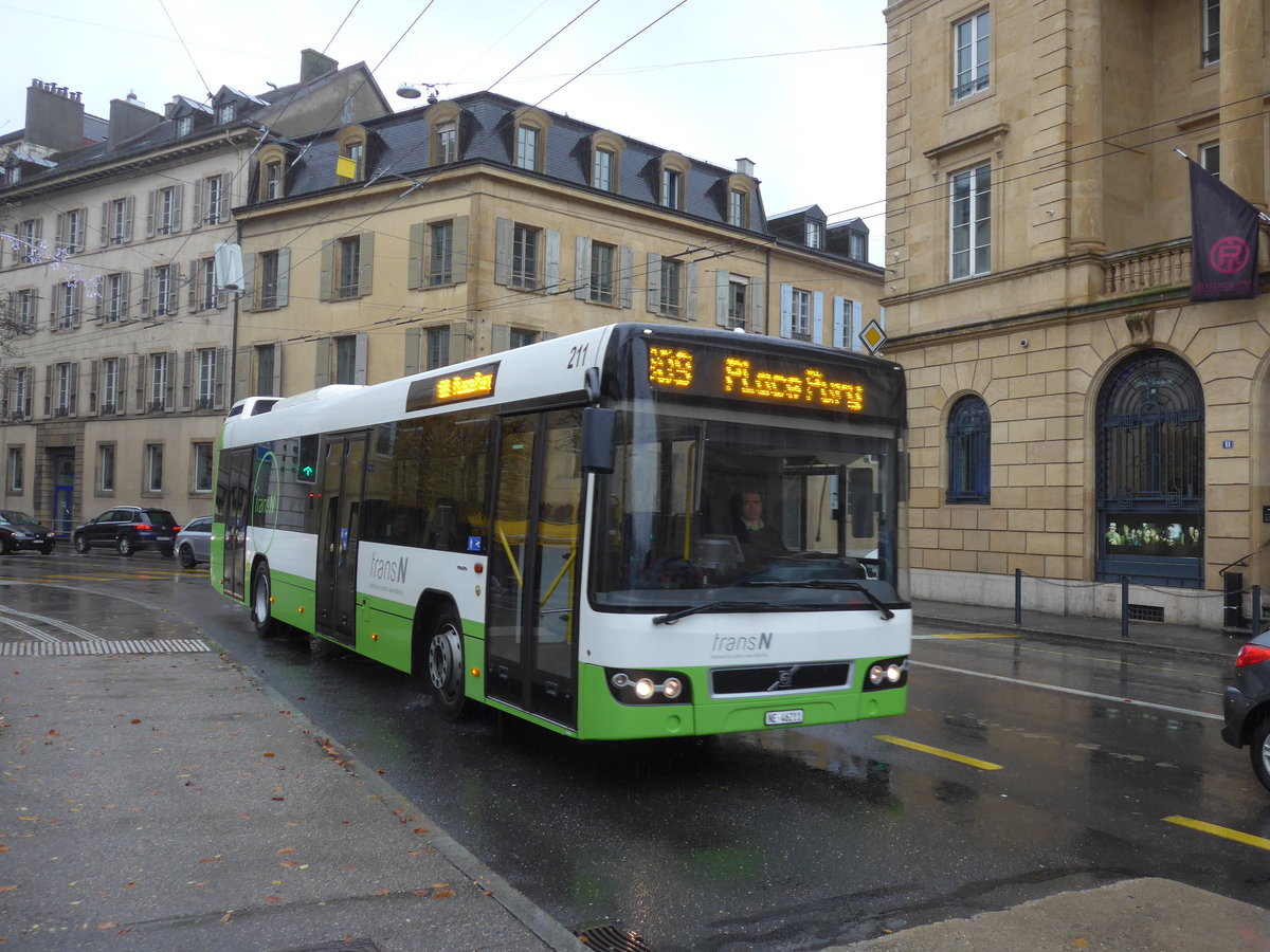 (186'606) - transN, La Chaux-de-Fonds - Nr. 211/NE 46'211 - Volvo (ex TN Neuch�tel Nr. 211) am 25. November 2017 in Neuch�tel, Place Pury