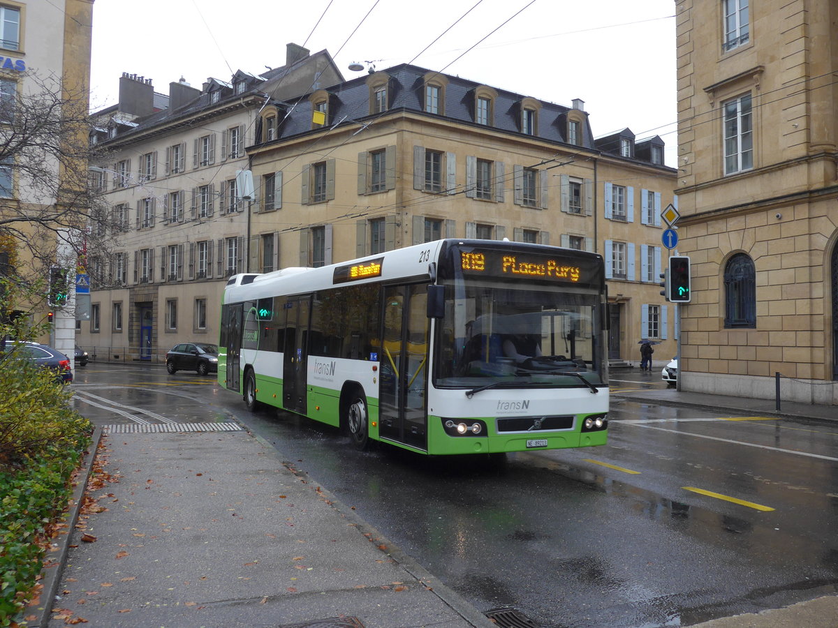 (186'611) - transN, La Chaux-de-Fonds - Nr. 213/NE 89'213 - Volvo (ex TN Neuch�tel Nr. 213) am 25. November 2017 in Neuch�tel, Place Pury