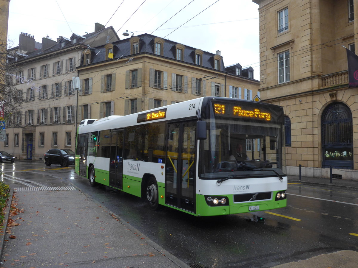 (186'614) - transN, La Chaux-de-Fonds - Nr 214/NE 93'214 - Volvo (ex TN Neuch�tel Nr. 214) am 25. November 2017 in Neuch�tel, Place Pury