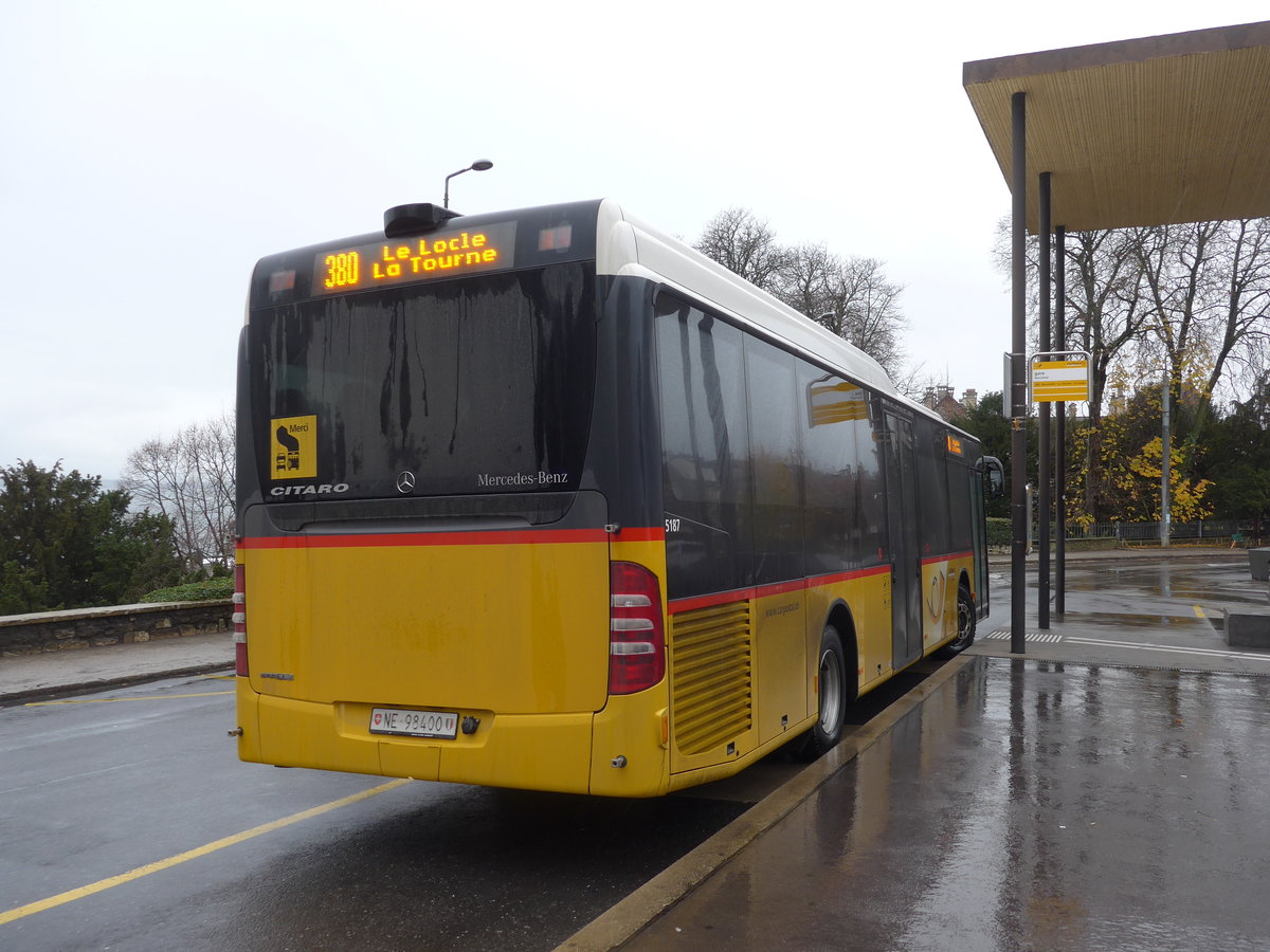 (186'629) - CarPostal Ouest - NE 98'400 - Mercedes am 25. November 2017 beim Bahnhof Neuch�tel