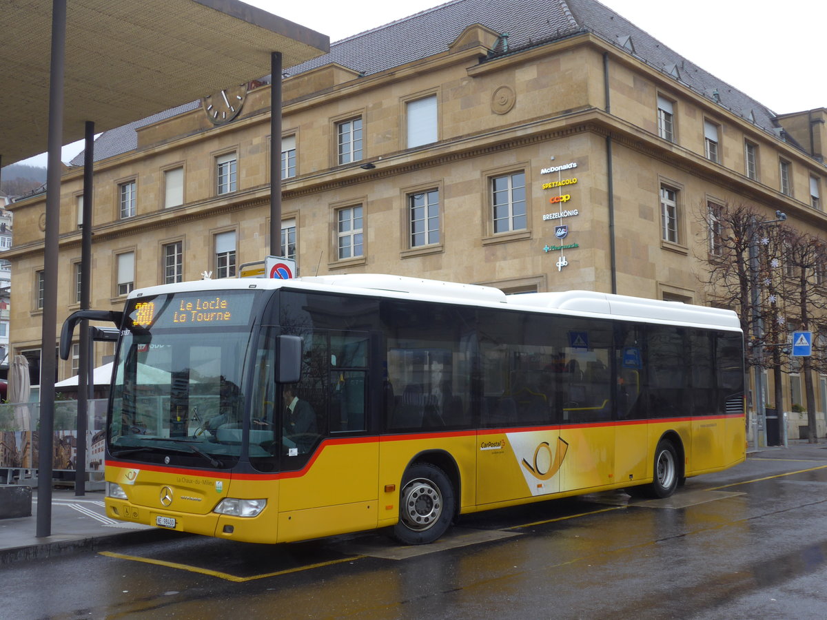 (186'630) - CarPostal Ouest - NE 98'400 - Mercedes am 25. November 2017 beim Bahnhof Neuch�tel
