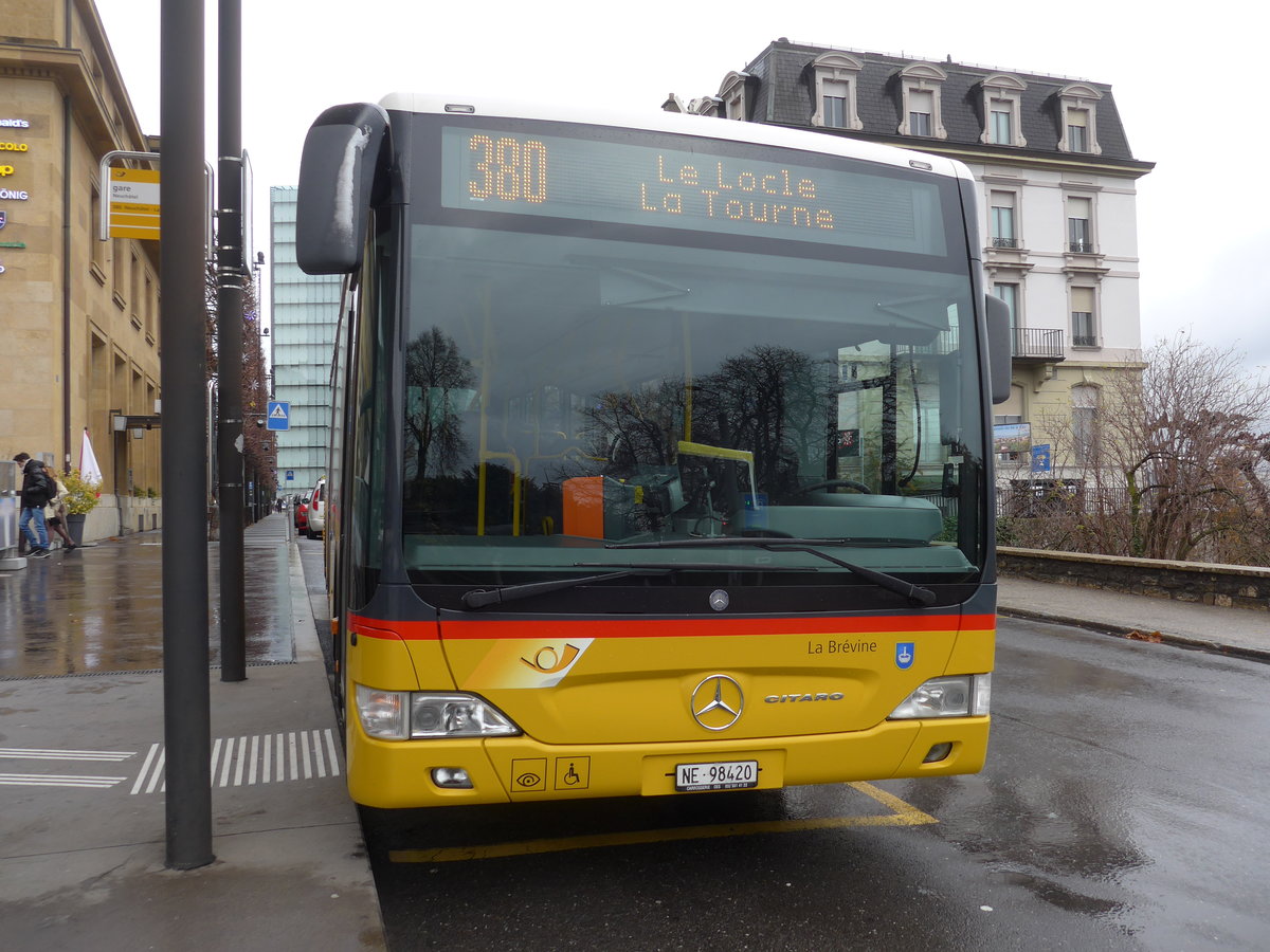 (186'683) - CarPostal Ouest - NE 98'420 - Mercedes am 25. November 2017 beim Bahnhof Neuch�tel