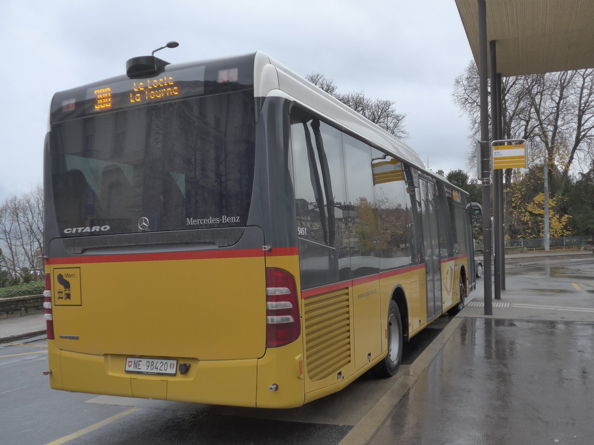 (186'684) - CarPostal Ouest - NE 98'420 - Mercedes am 25. November 2017 beim Bahnhof Neuch�tel