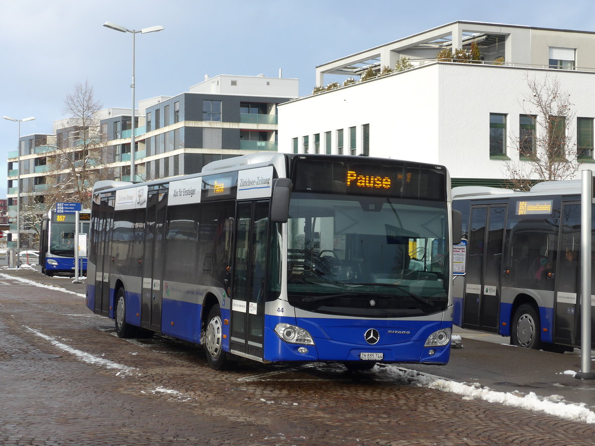 (186'889) - VZO Gr�ningen - Nr. 44/ZH 885'744 - Mercedes am 9. Dezember 2017 beim Bahnhof Wetzikon