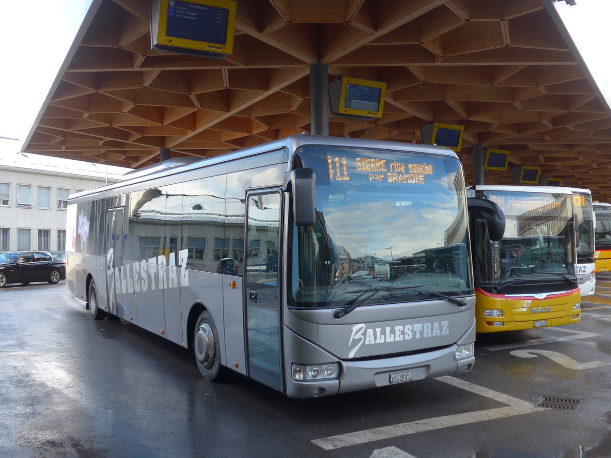 (187'006) - Ballestraz, Gr�ne - VS 230'657 - Irisbus am 17. Dezember 2017 beim Bahnhof Sion