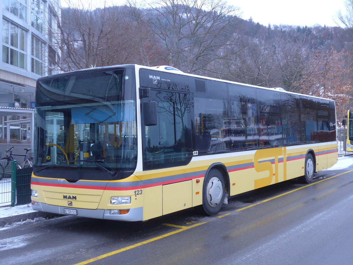 (187'024) - STI Thun - Nr. 123/BE 700'123 - MAN am 18. Dezember 2017 bei der Schiffl�ndte Thun