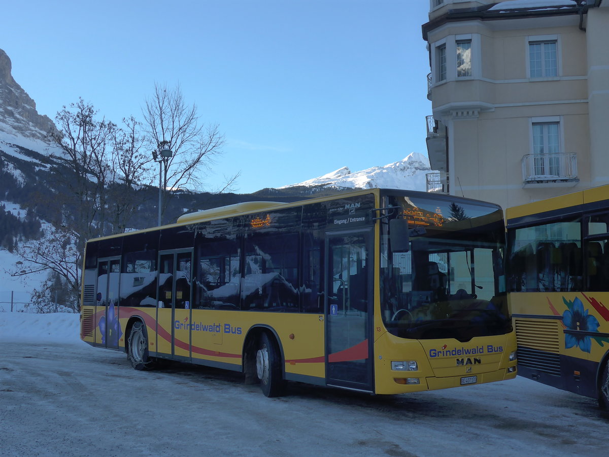 (187'280) - AVG Grindelwald - Nr. 13/BE 407'170 - MAN/G�ppel am 24. Dezember 2017 beim Bahnhof Grindelwald