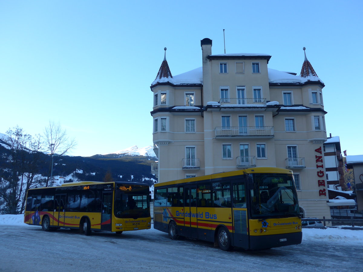 (187'291) - AVG Grindelwald - Nr. 13/BE 407'170 - MAN/G�ppel + Nr. 17/BE 72'444 - Rizzi-Bus am 24. Dezember 2017 beim Bahnhof Grindelwald