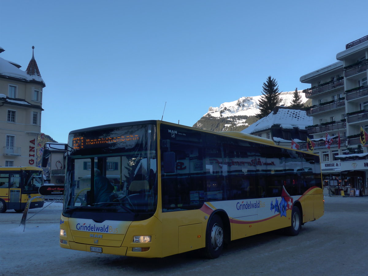 (187'293) - AVG Grindelwald - Nr. 11/BE 261'865 - MAN/G�ppel am 24. Dezember 2017 beim Bahnhof Grindelwald