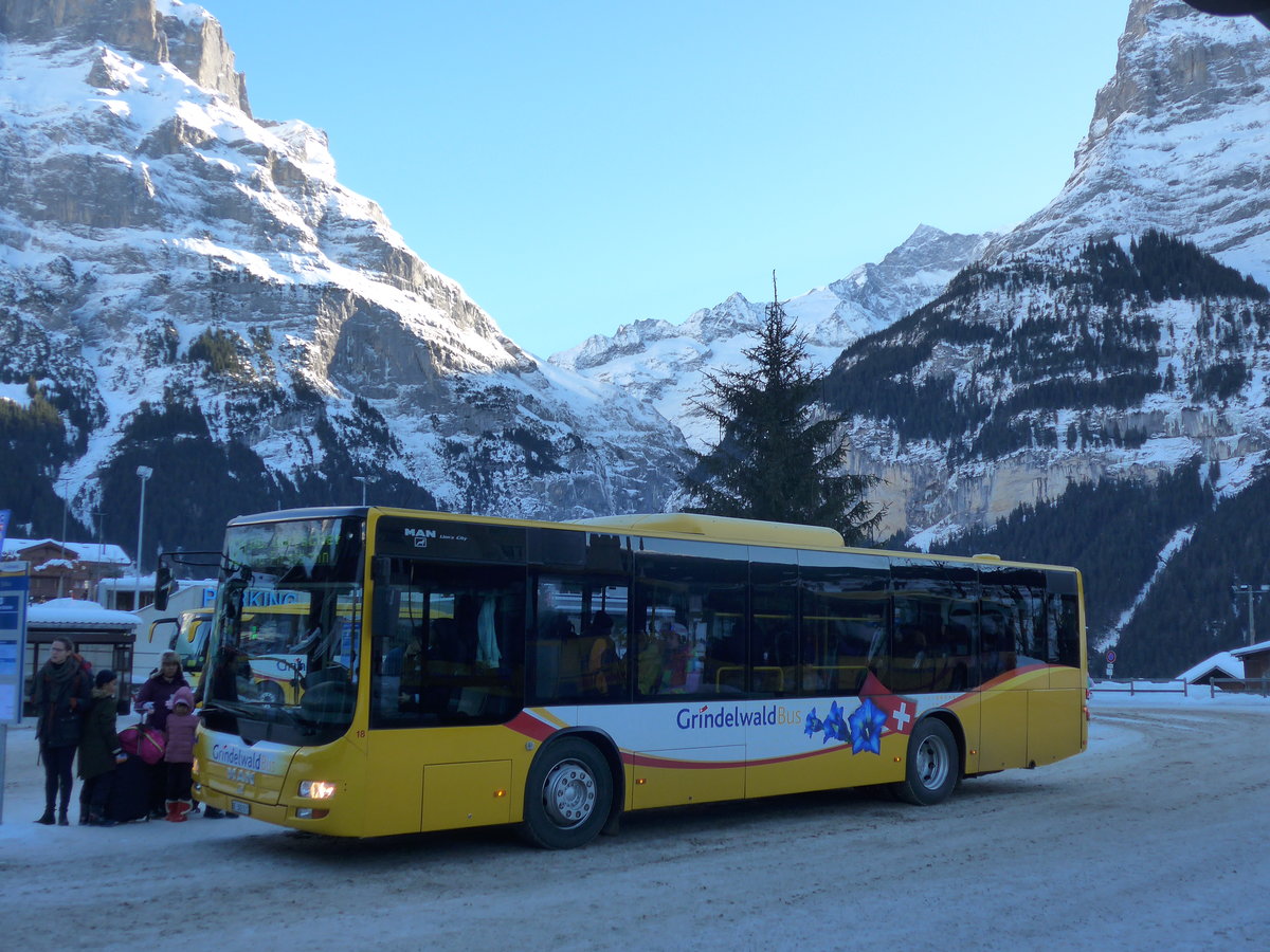 (187'308) - AVG Grindelwald - Nr. 18/BE 382'871 - MAN/G�ppel am 24. Dezember 2017 beim Bahnhof Grindelwald