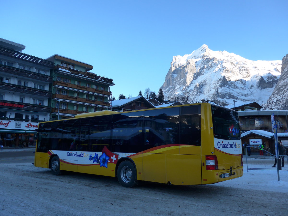 (187'309) - AVG Grindelwald - Nr. 18/BE 382'871 - MAN/G�ppel am 24. Dezember 2017 beim Bahnhof Grindelwald