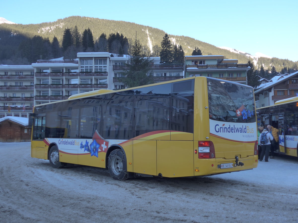 (187'310) - AVG Grindelwald - Nr. 20/BE 349'361 - MAN/G�ppel am 24. Dezember 2017 beim Bahnhof Grindelwald