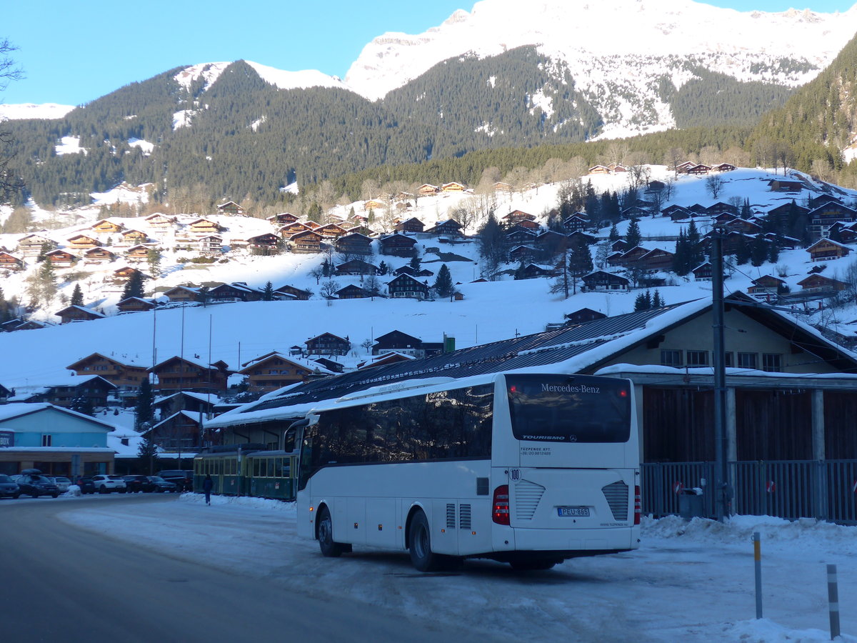(187'325) - Aus Ungarn: T�zpenge, Budapest - PEU-885 - Mercedes am 24. Dezember 2017 in Grindelwald, Grund