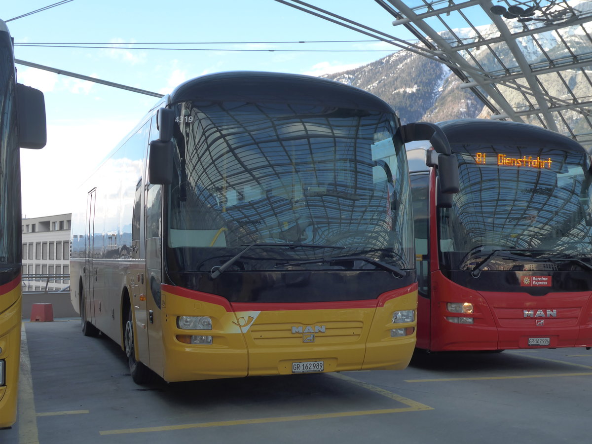 (187'412) - PostAuto Graub�nden - GR 162'989 - MAN am 26. Dezember 2017 in Chur, Postautostation