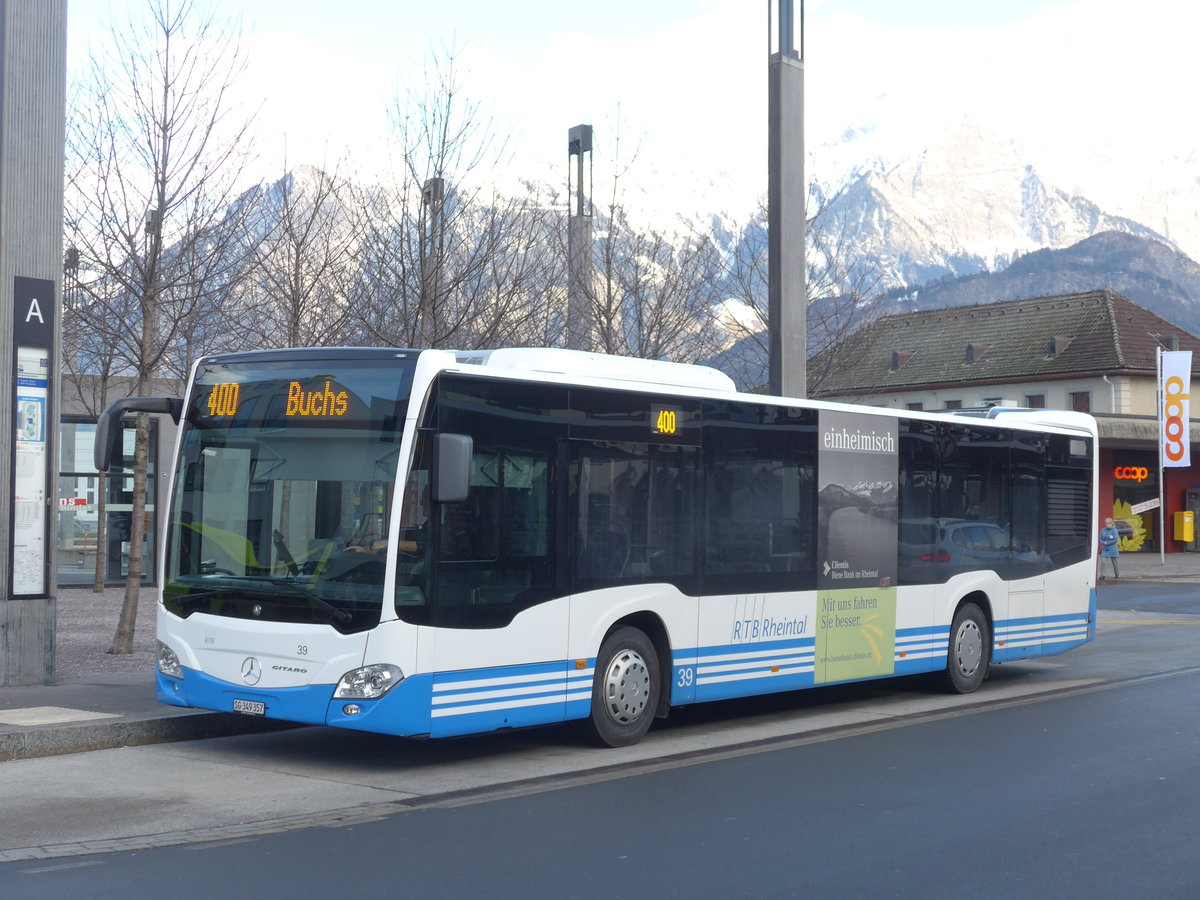 (187'444) - RTB Altst�tten - Nr. 39/SG 349'357 - Mercedes am 26. Dezember 2017 beim Bahnhof Sargans