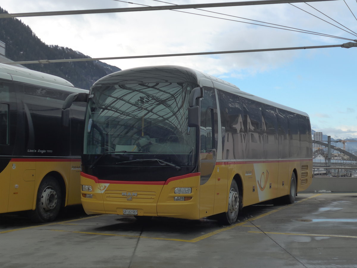 (187'535) - PostAuto Graub�nden - GR 162'987 - MAN am 1. Januar 2018 in Chur, Postautostation