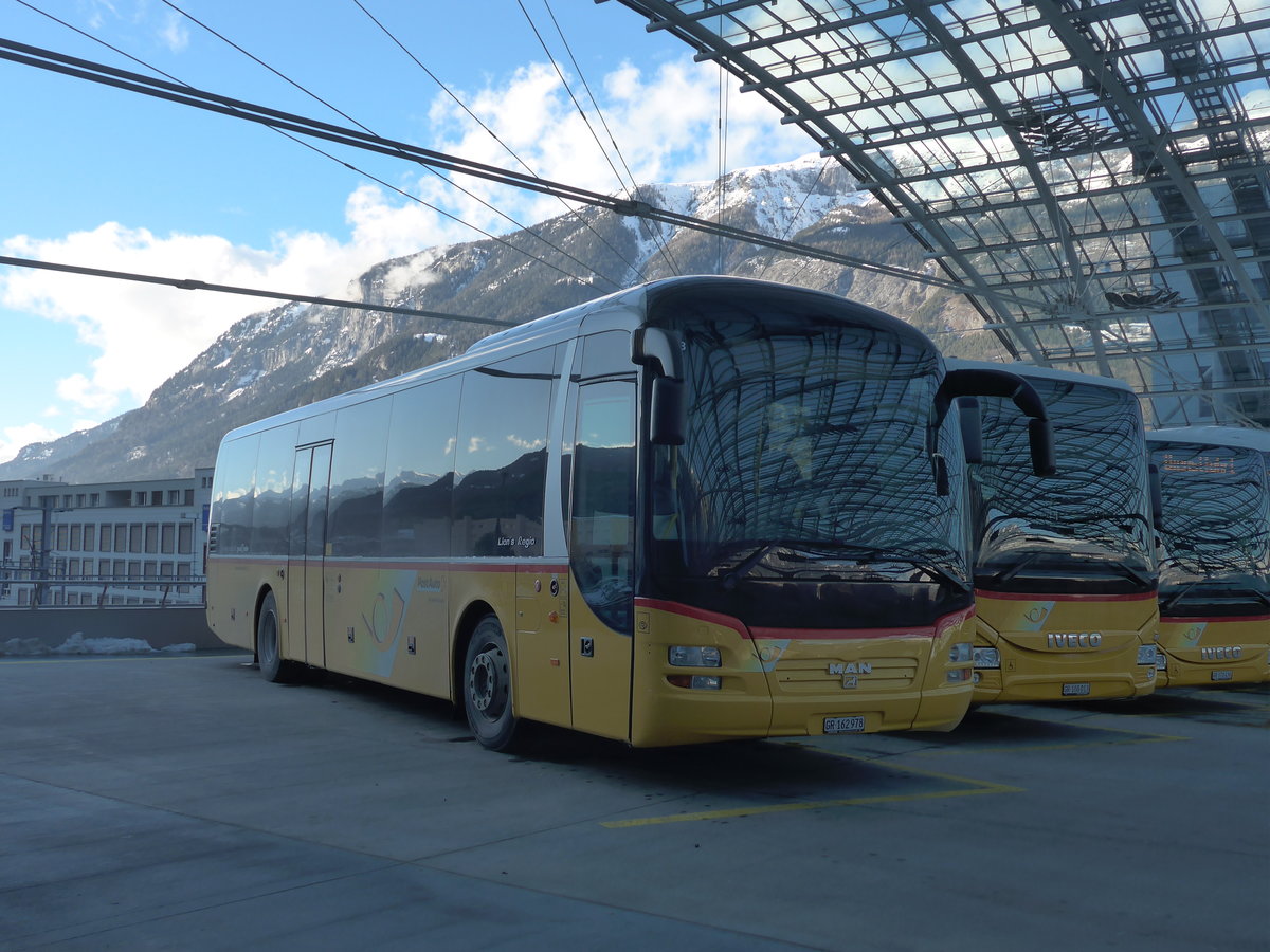 (187'601) - PostAuto Graub�nden - GR 162'978 - MAN am 1. Januar 2018 in Chur, Postautostation