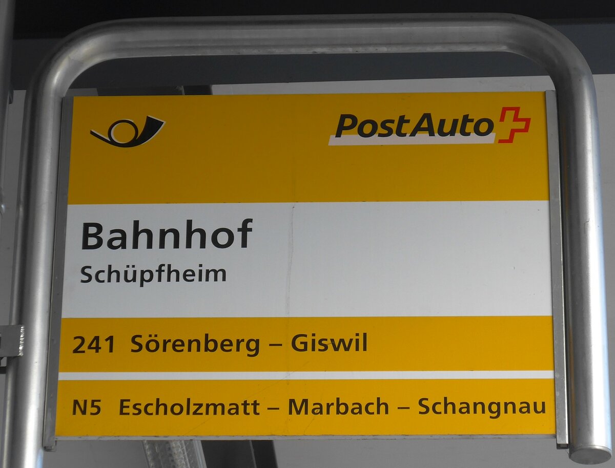 (187'651) - PostAuto-Haltestellenschild - Sch�pfheim, Bahnhof - am 2. Januar 2018
