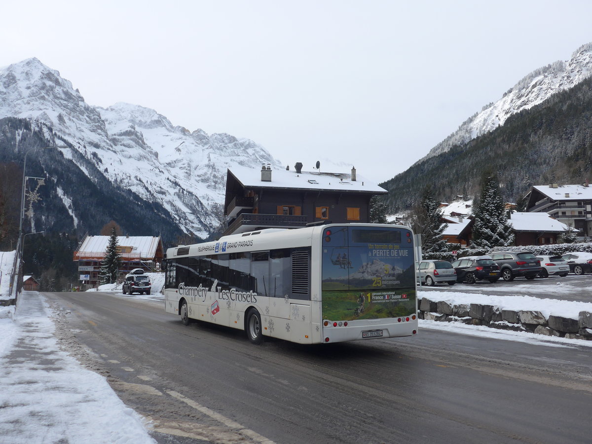 (187'993) - TPC Aigle - Nr. 16/VS 353'284 - Solaris (ex ATE Bus, Effretikon Nr. 45) am 20. Januar 2018 beim Bahnhof Champ�ry