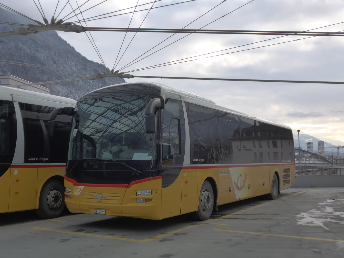 (188'173) - PostAuto Graub�nden - GR 162'978 - MAN am 3. Februar 2018 in Chur, Postautostation