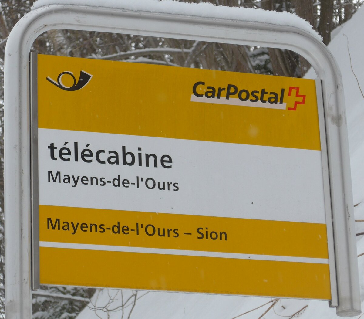 (188'385) - PostAuto-Haltestellenschild - Mayens-de-l'Ours, t�l�cabine - am 11. Februar 2018