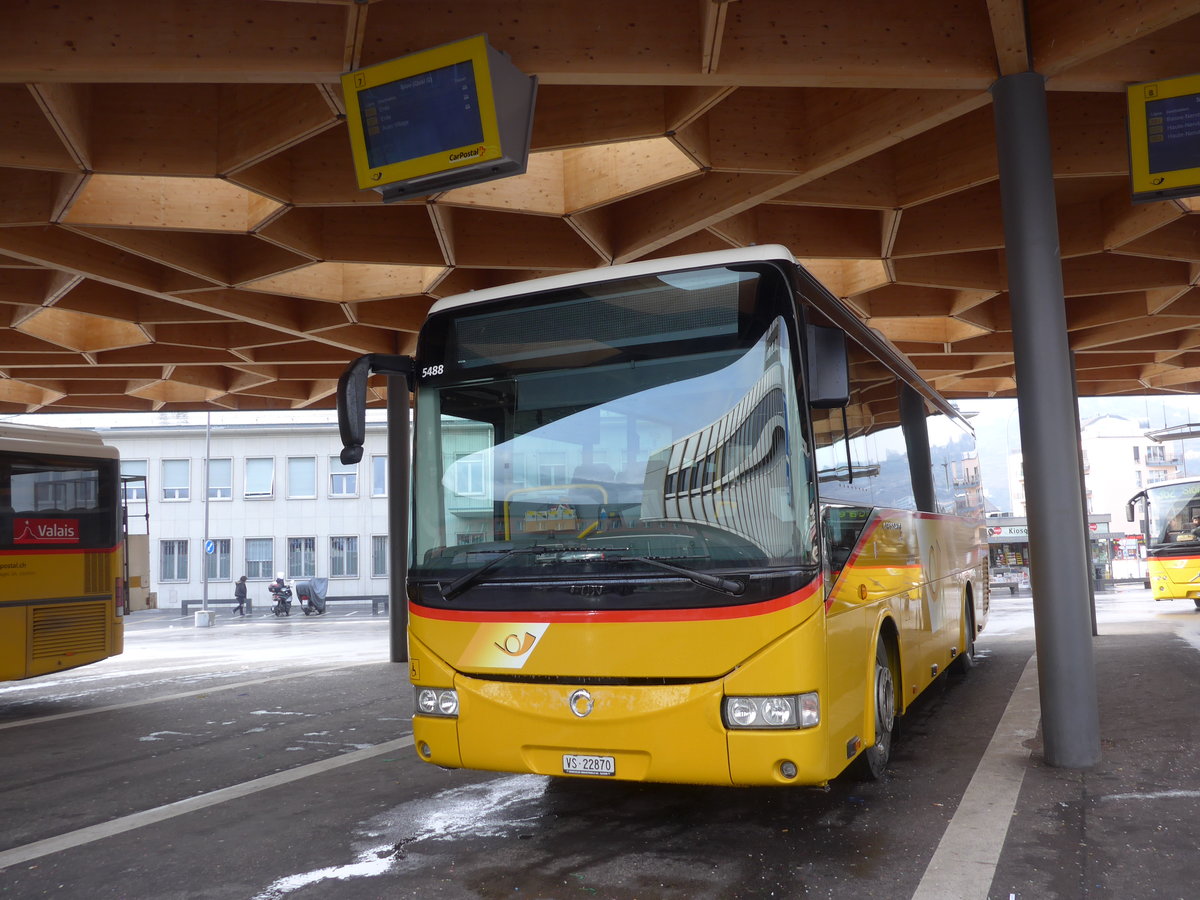 (188'416) - Ev�quoz, Erde - VS 22'870 - Irisbus am 11. Februar 2018 beim Bahnhof Sion
