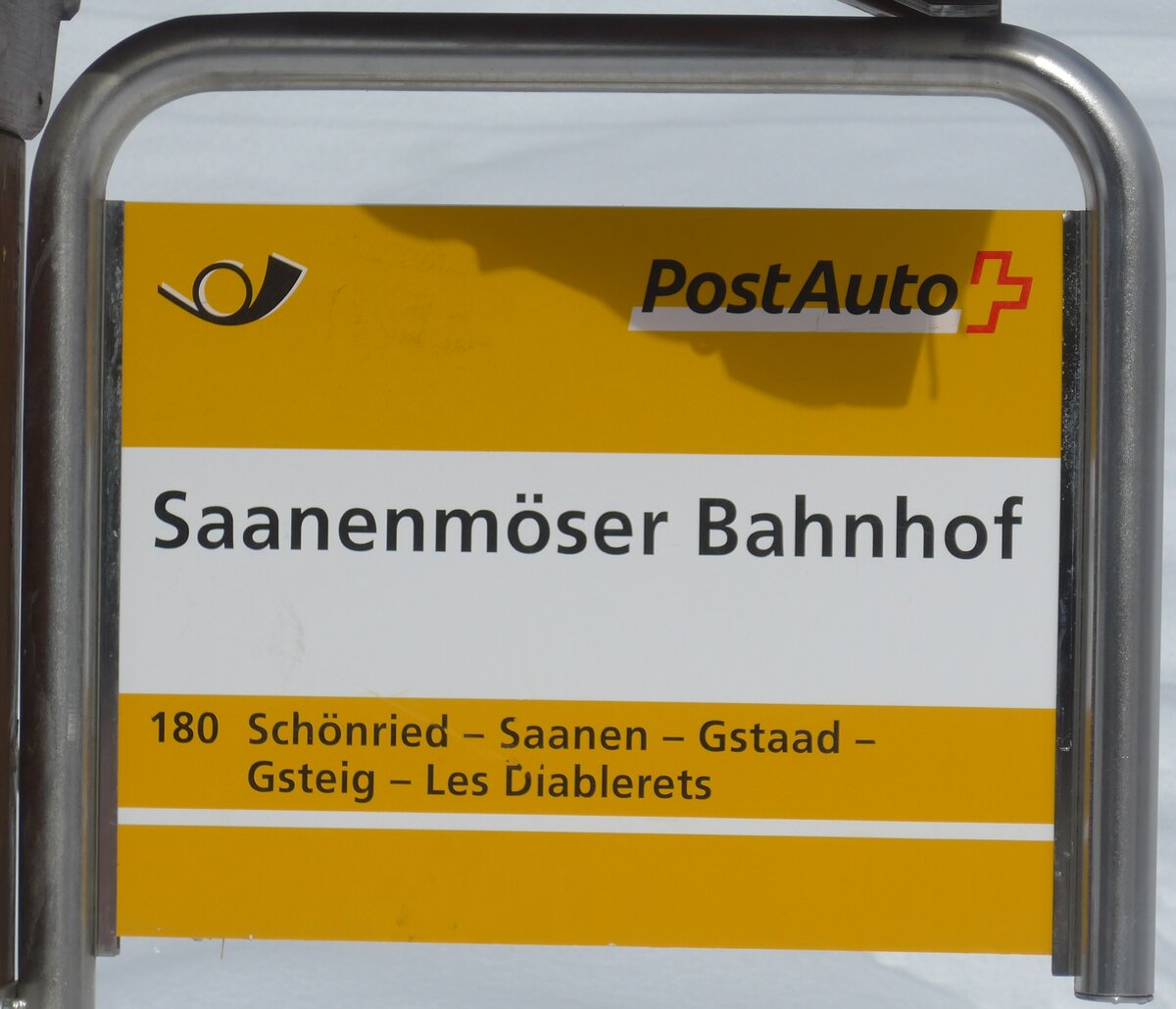 (188'471) - PostAuto-Haltestellenschild - Saanenm�ser, Bahnhof - am 12. Februar 2018