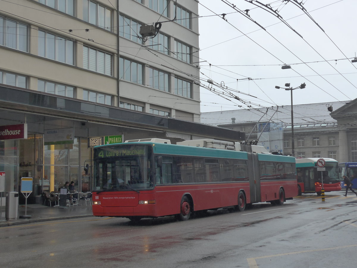 (188'674) - VB Biel - Nr. 88 - NAW/Hess Gelenktrolleybus am 15. Februar 2018 beim Bahnhof Biel