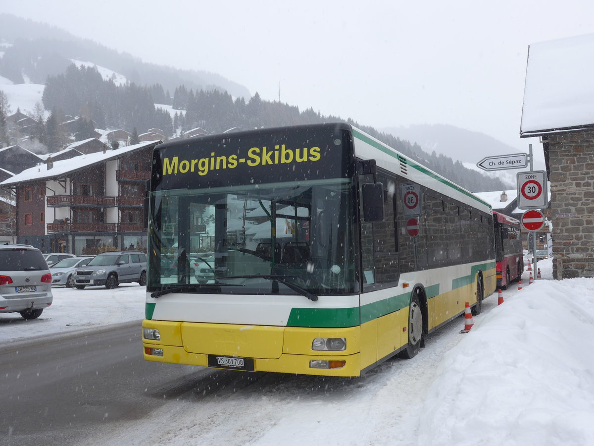 (188'990) - T�l�morgins, Morgins - VS 301'708 - MAN (ex TN Neuch�tel Nr. 223) am 3. M�rz 2018 in Morgins, Place d'Eglise