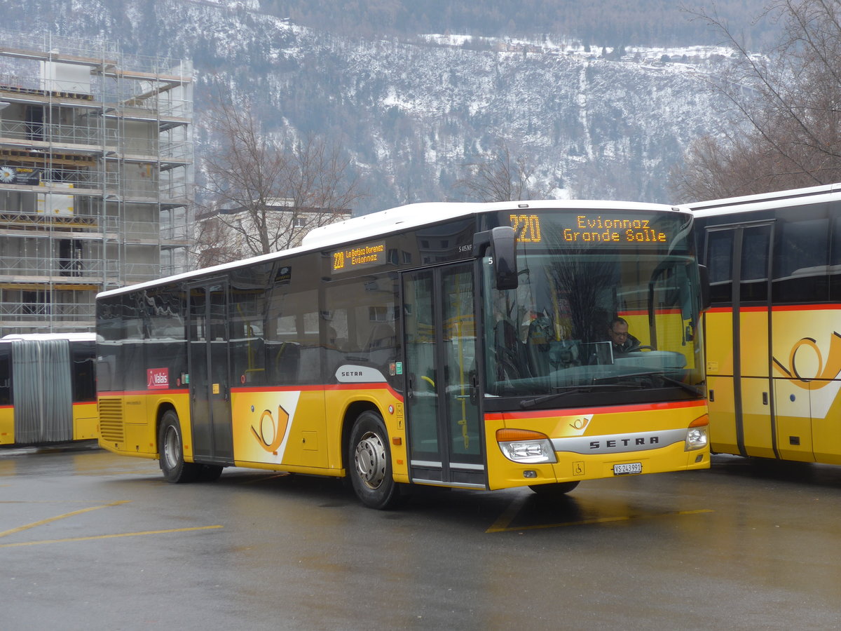 (189'035) - PostAuto Wallis - Nr. 44/VS 243'991 - Setra am 3. M�rz 2018 beim Bahnhof Martigny