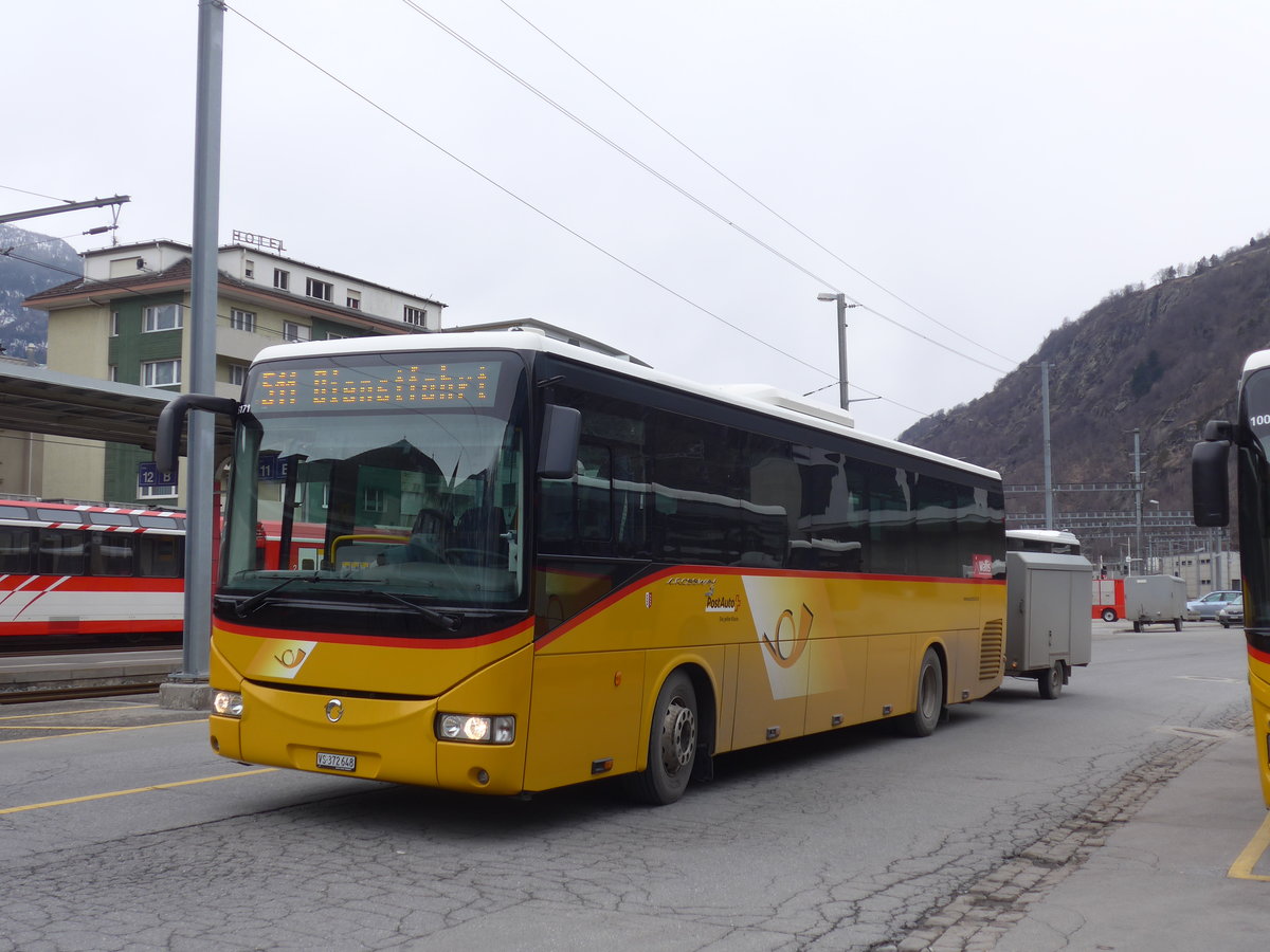 (189'039) - PostAuto Wallis - VS 372'648 - Irisbus am 3. M�rz 2018 beim Bahnhof Brig
