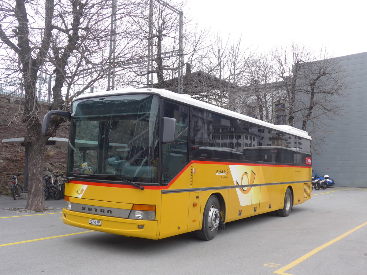 (189'042) - PostAuto Wallis - VS 241'975 - Setra am 3. M�rz 2018 beim Bahnhof Brig