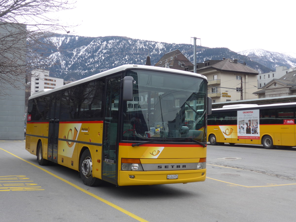 (189'043) - PostAuto Wallis - VS 241'975 - Setra am 3. M�rz 2018 beim Bahnhof Brig