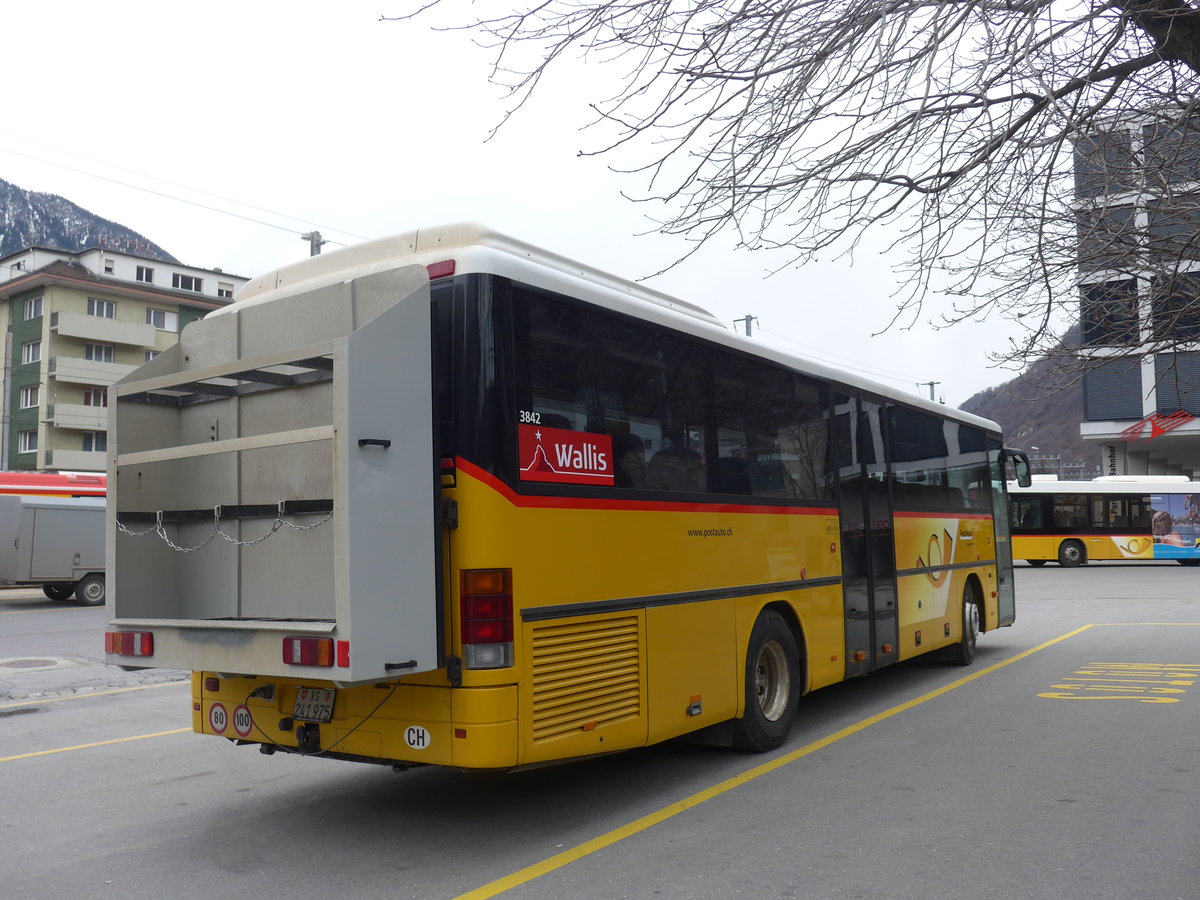 (189'044) - PostAuto Wallis - VS 241'975 - Setra am 3. M�rz 2018 beim Bahnhof Brig